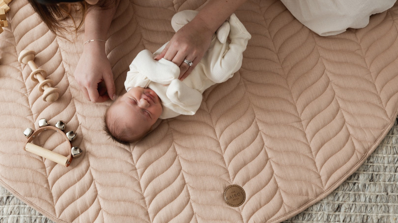mother with child playing on the Kairos Child Pampas play mat