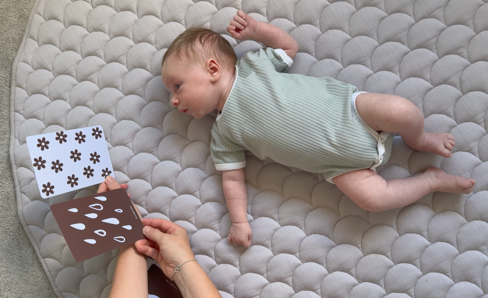 3 Step Guide to Using High Contrast Cards with Your Newborn